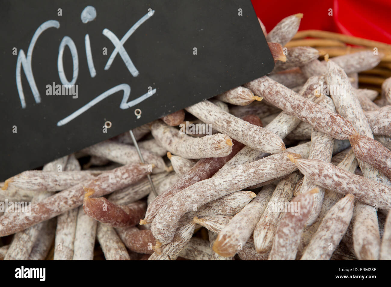Salsiccia secca, salumi su un mercato di stallo alimentare. Foto Stock