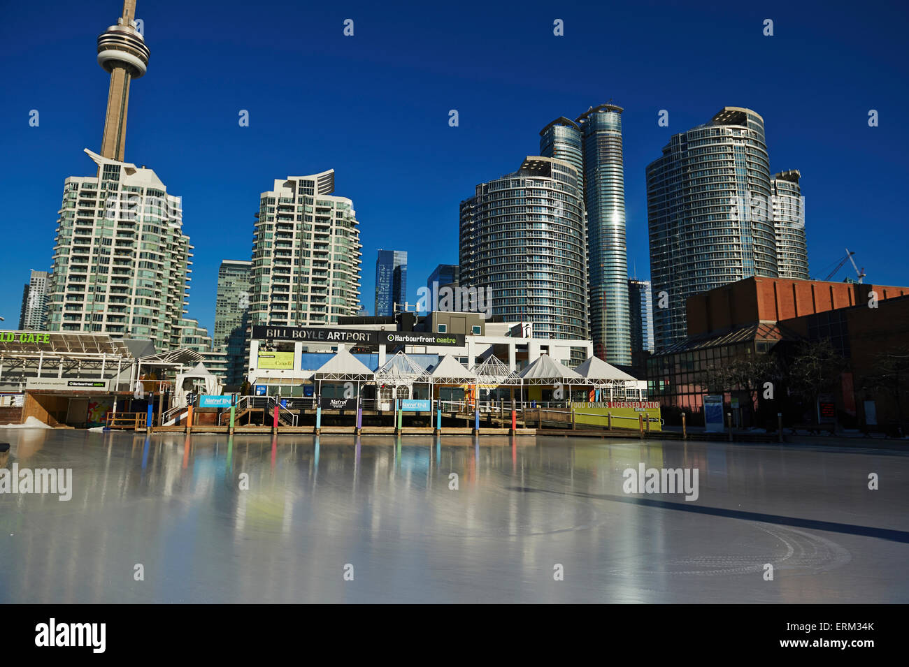 Pista di pattinaggio a Harbourfront Center; Toronto, Ontario, Canada Foto Stock