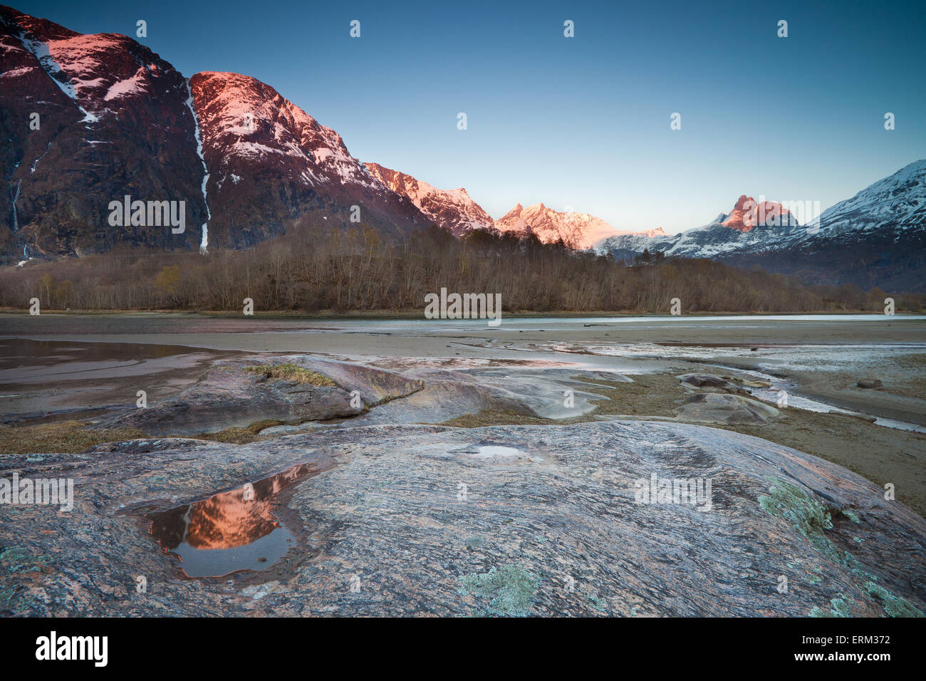 Luce della Sera nella valle Romsdalen in Rauma kommune, Møre og Romsdal fylke, Norvegia. Foto Stock