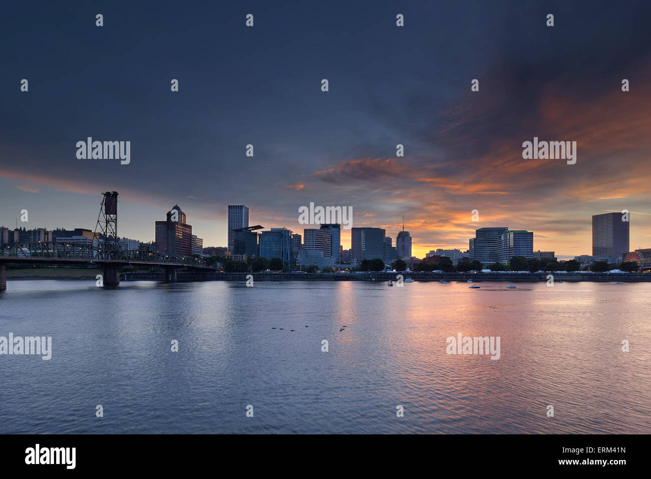Portland Oregon Downtown Waterfront skyline della città durante il Festival della rosa al tramonto Foto Stock