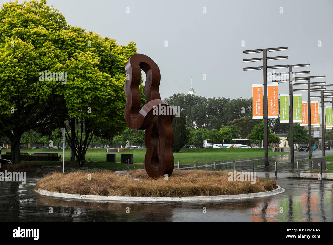 Tornando Colonna, scultura di Greg Johns in un giorno di pioggia in Palmerston North, Nuova Zelanda. Foto Stock
