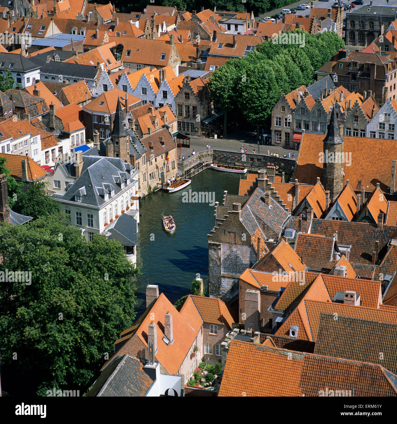 Vista aerea su tetti e Rozenhoedkaai preso dalla piattaforma di visualizzazione del campanile di Bruges Bruges, Fiandre, in Belgio, Europa Foto Stock Vista aerea su tetti e Rozenhoedkaai preso dalla piattaforma di visualizzazione del campanile di Bruges Bruges, Fiandre, in Belgio, Europa Foto Stock