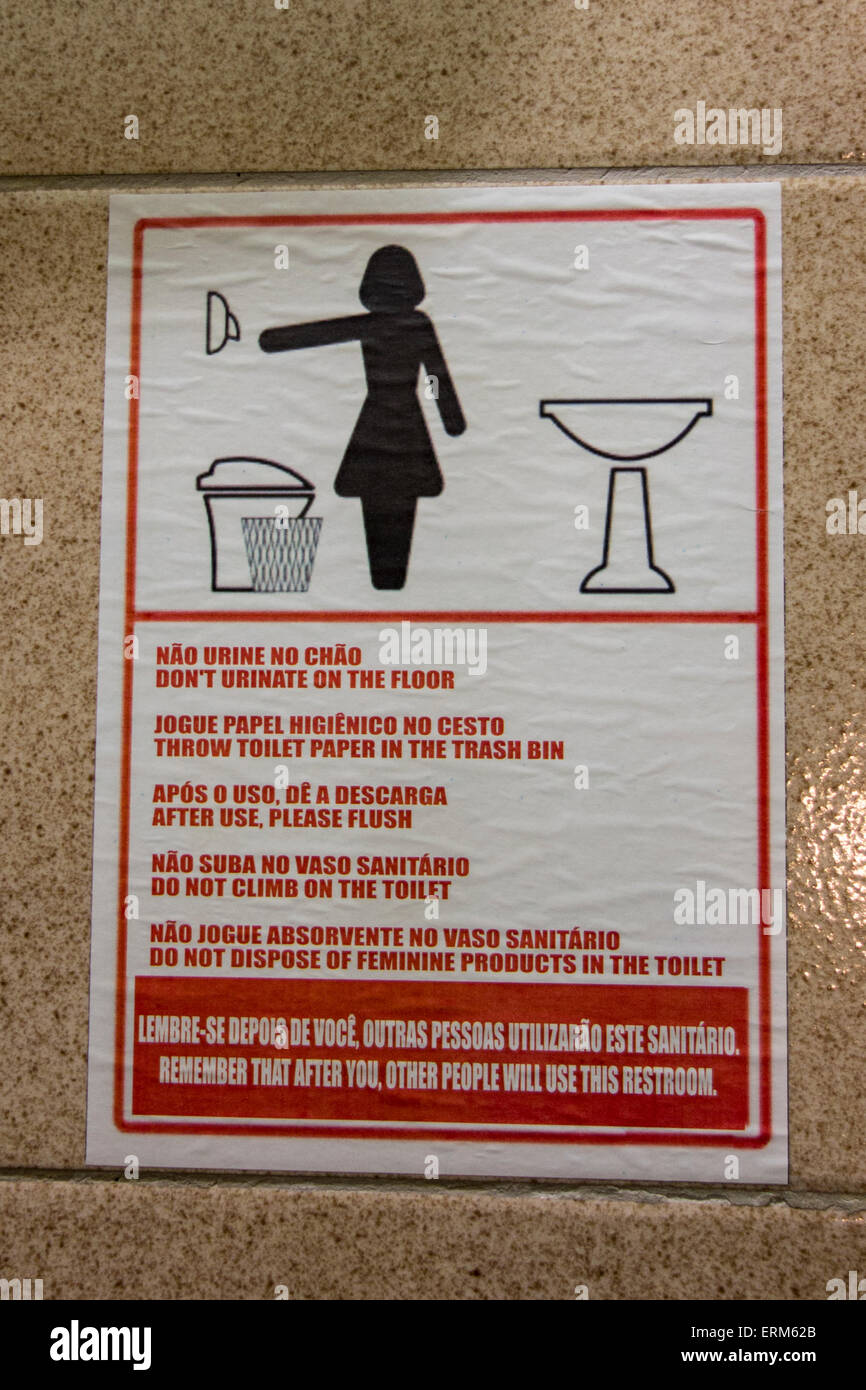 Segno divertente dando istruzioni per l'uso di un bagno in una toilette in Brasile Foto Stock