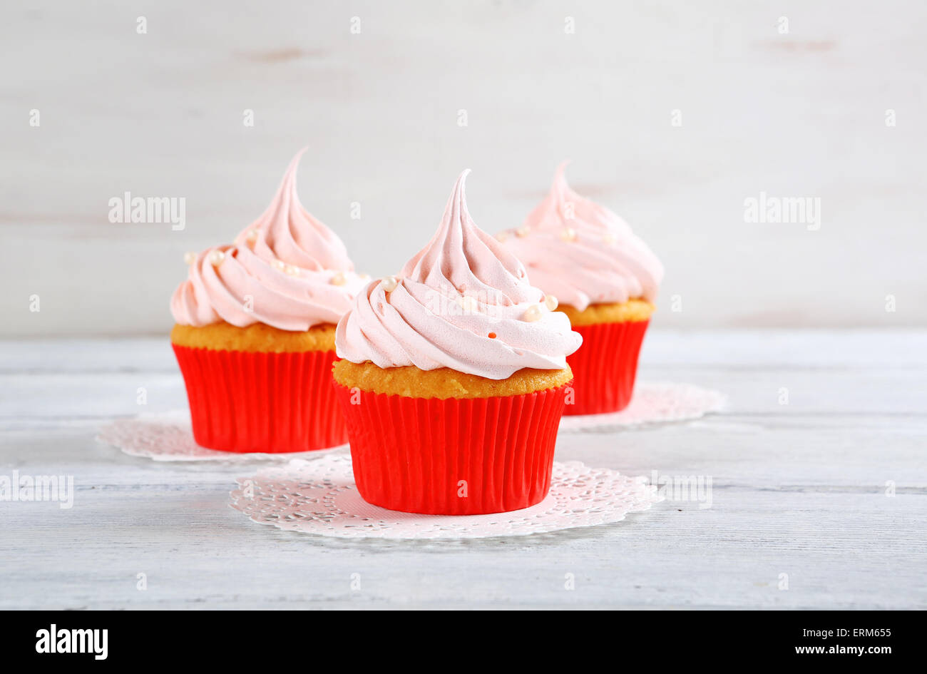 Tortine con crema rosa, dessert Foto Stock