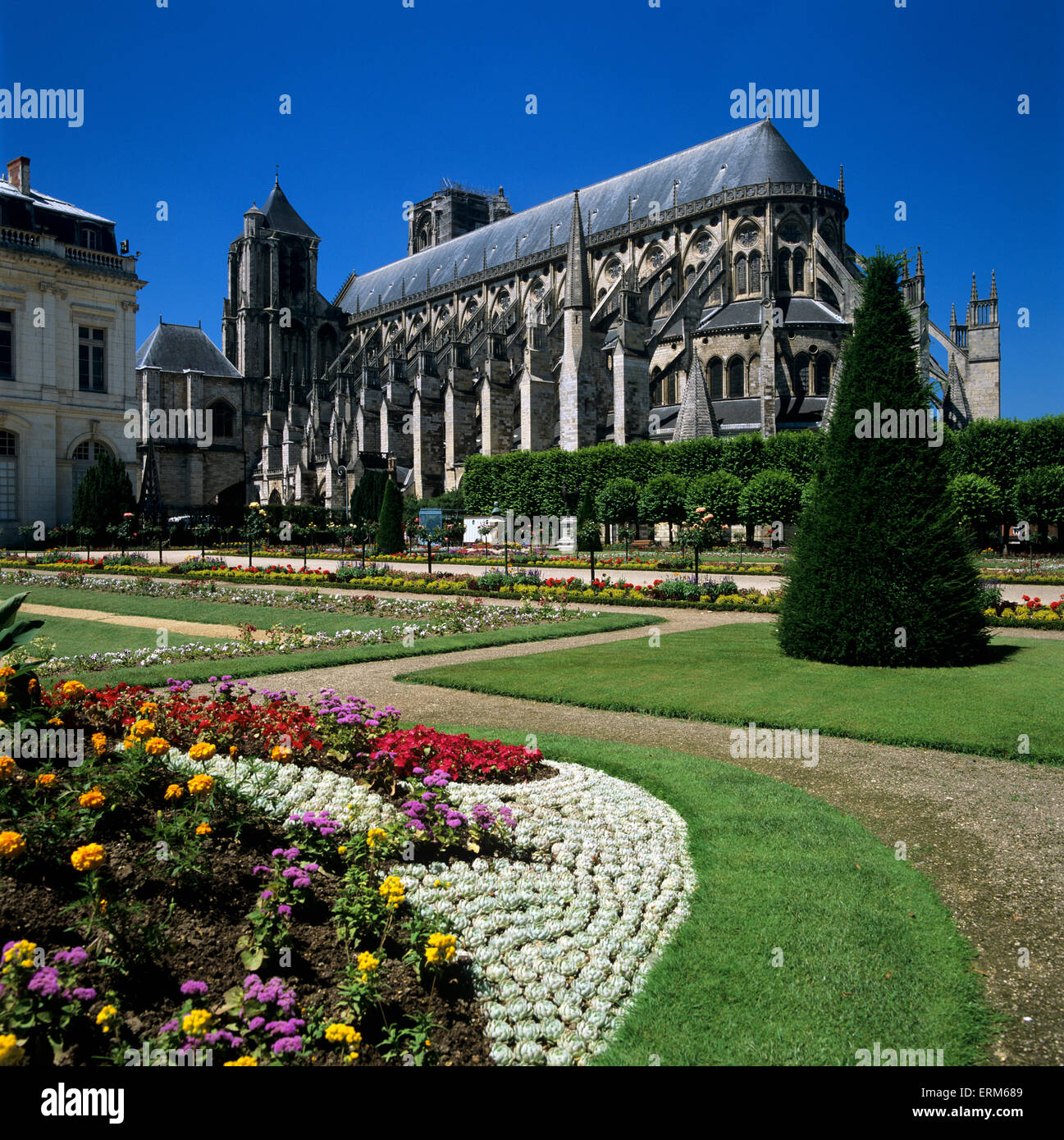 Cattedrale di Saint Etienne e giardini, Bourges, Center-Val de la Loire, in Francia, in Europa Foto Stock