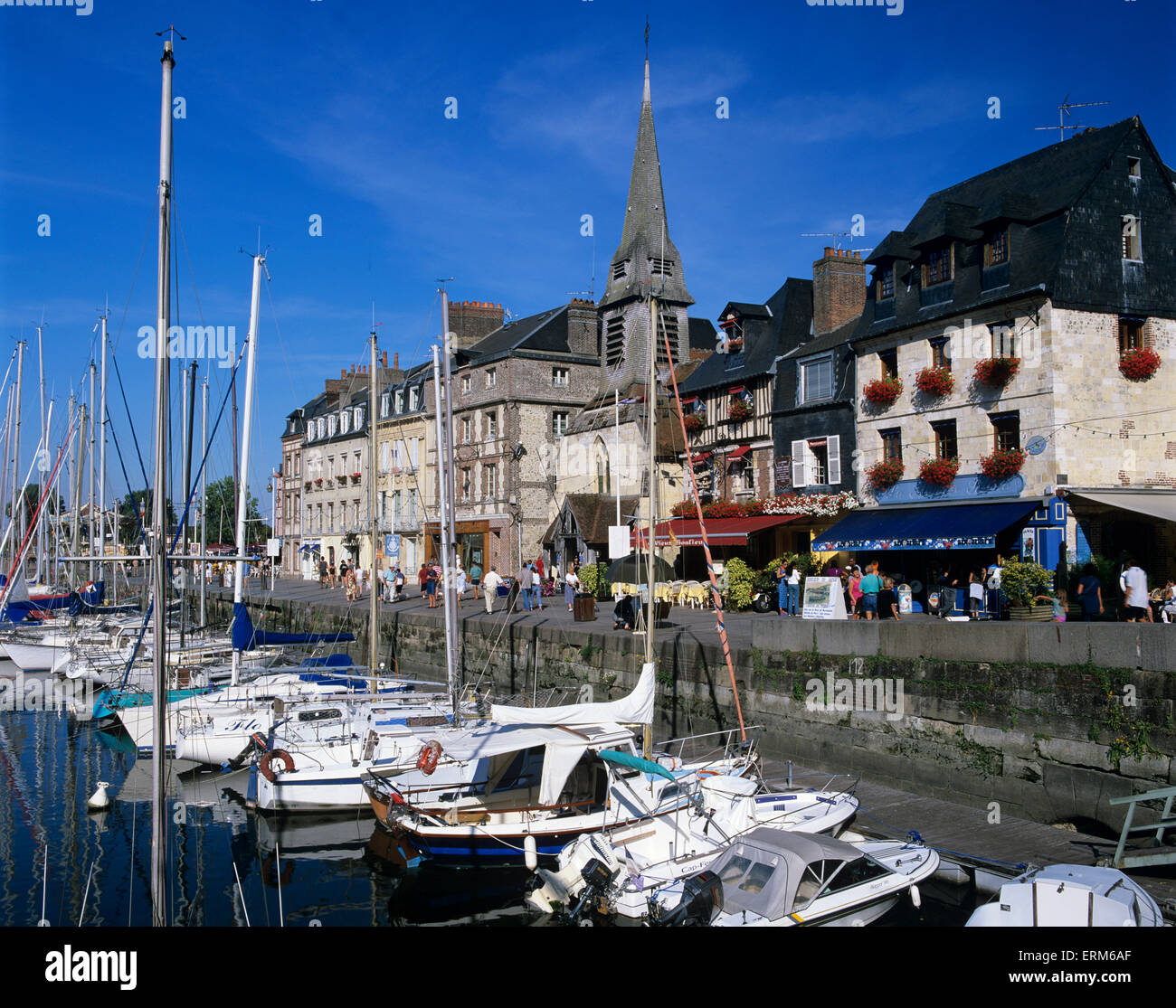 La scena del porto, Honfleur, in Normandia, Francia, Europa Foto Stock