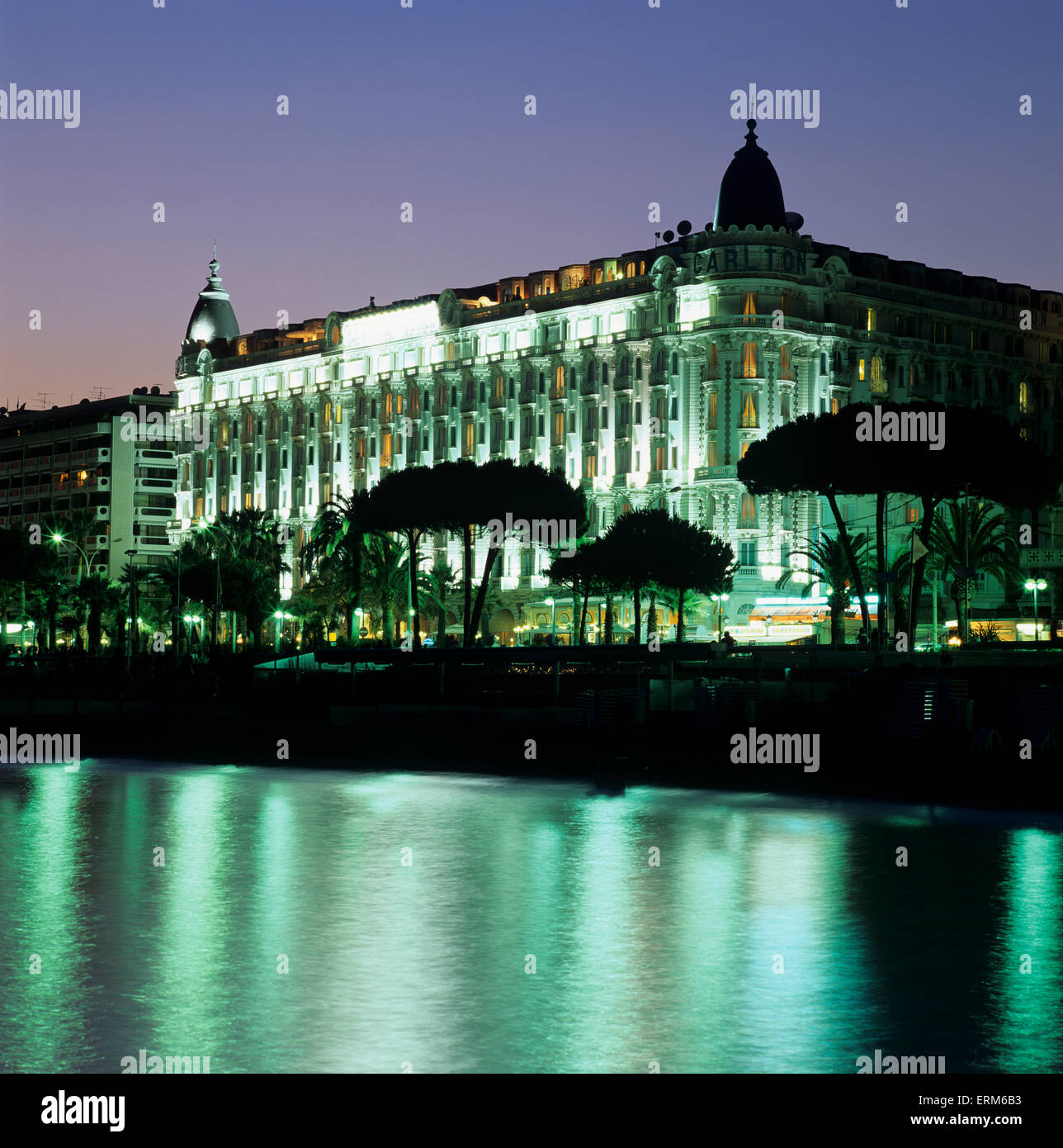 Carlton Hotel di notte, Cannes, Provenza (Cotes d'Azur, in Francia, in Europa Foto Stock