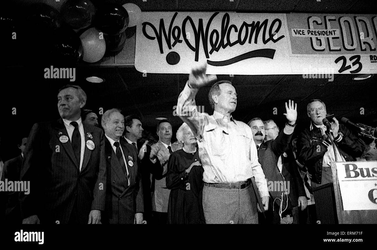 Chicago, Illinois, Stati Uniti d'America 28 ottobre 1988 Vicepresidente George H.W. Bush campaign rally in Chicago's xxiii Ward. Con lui sono la moglie Barbara e Governatore dell'Illinois James Thompson. Credito: Mark Reinstein Foto Stock