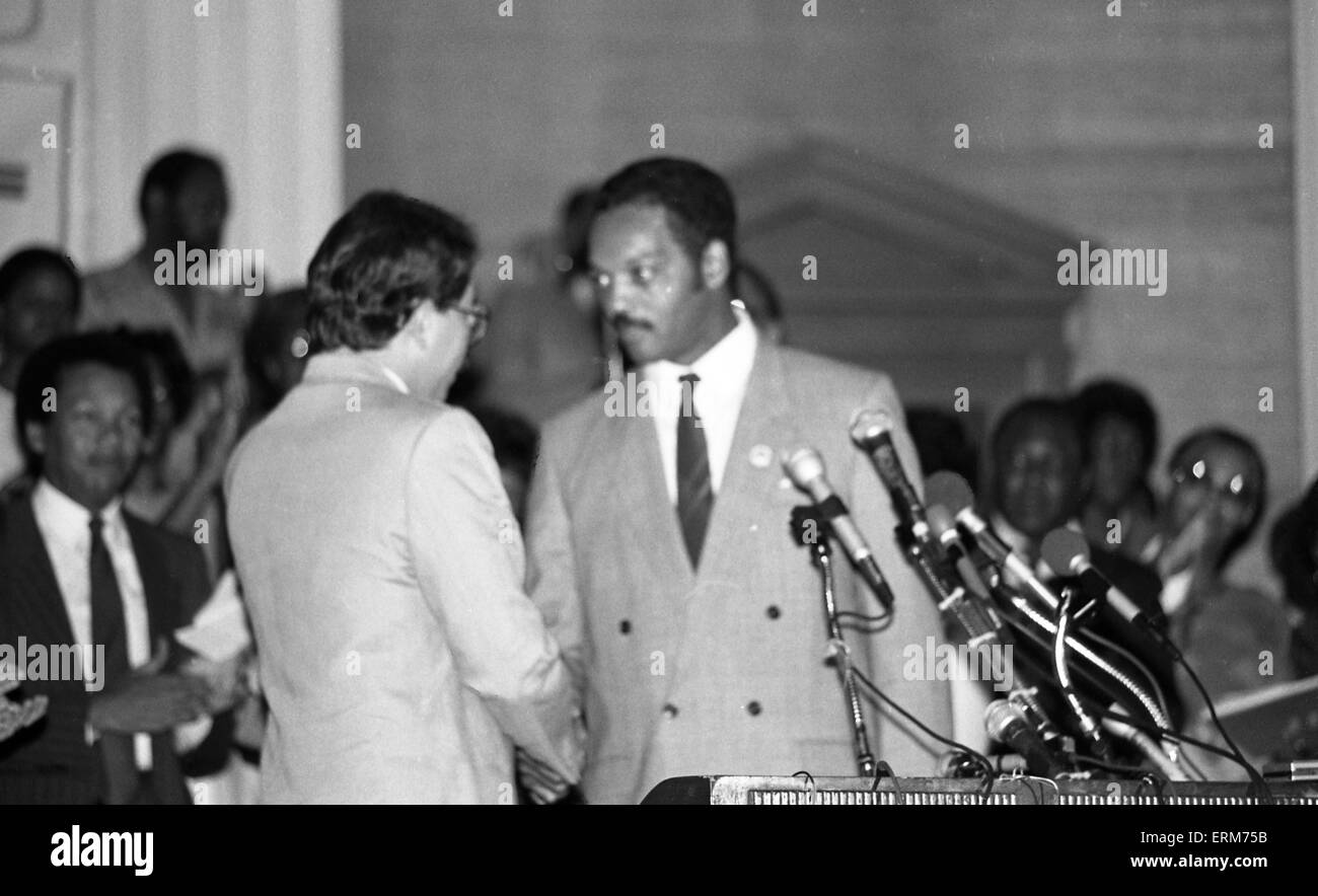 Chicago, Illinois. Stati Uniti d'America 2 agosto 1986 presidente nicaraguayen Daniel Ortega saluta il Rev. Jesse Jackson a operazione 'Push' sede sulla East 50th Street. Foto Stock