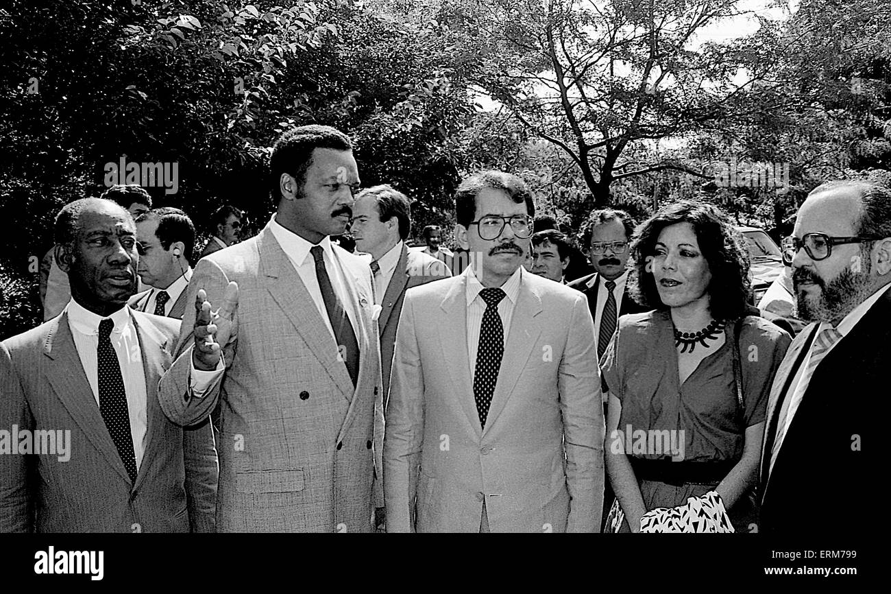 Chicago, Illinois, Stati Uniti d'America 2 agosto 1986 presidente nicaraguayen Daniel Ortega la moglie Rosario Murillo con il Rev. Jesse Jackson il funzionamento al di fuori della sede centrale di spinta. Del Nicaragua prima signora Rosario Murillo chi è un poliglotta si traduce per lui. ''Il Nicaragua è disposto a negoziare con gli Stati Uniti verso un trattato di pace e amicizia. Siamo disposti a firmare un trattato di pace e amicizia con gli Stati Uniti immediatamente.'' Ortega ha inoltre invitato a Reagan per visitare il Nicaragua e soddisfare con alti funzionari nonché il popolo nicaraguense. Credito: Mark Reinstein Foto Stock