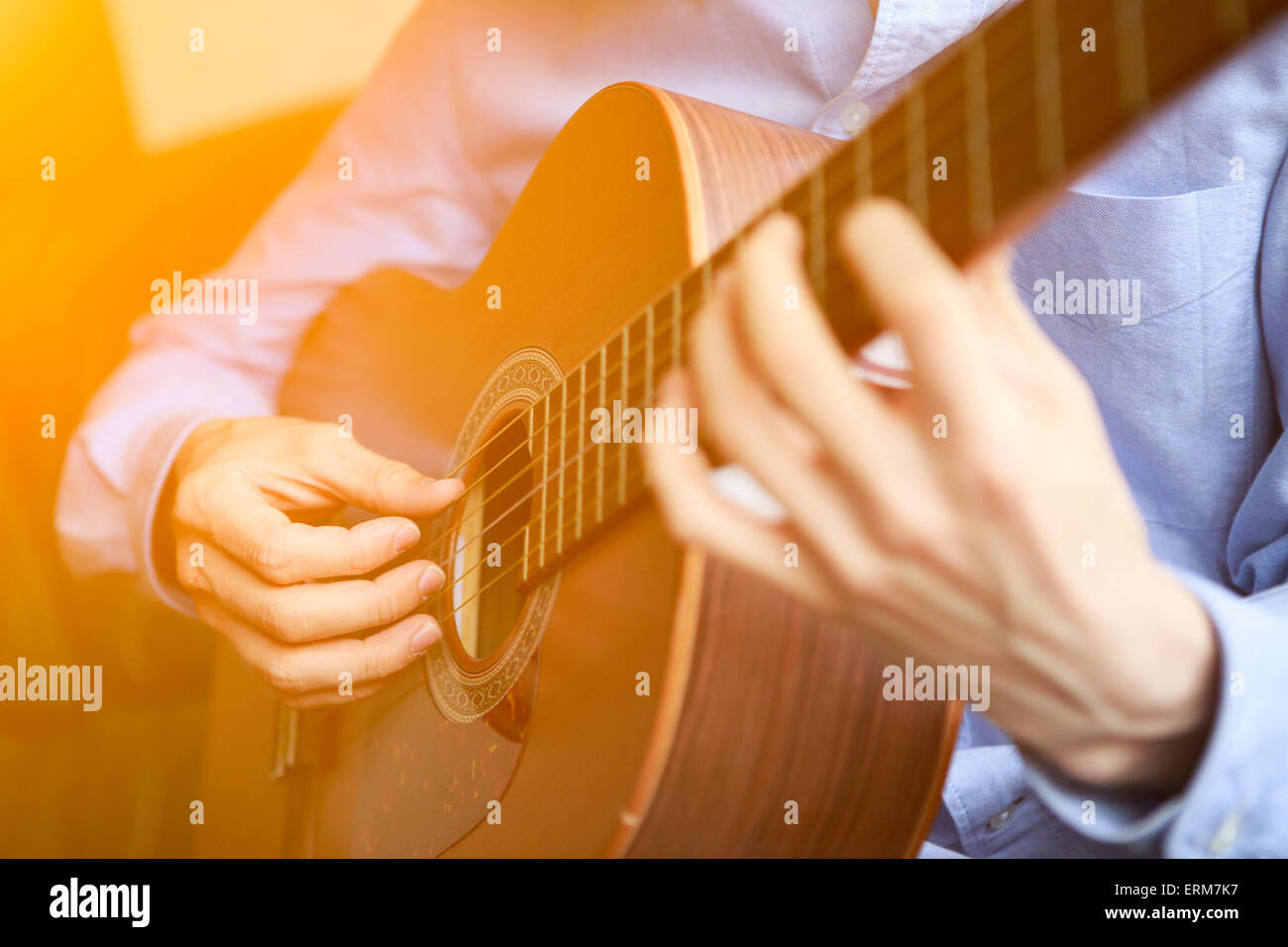 Per i giovani musicisti a suonare la chitarra acustica Foto Stock