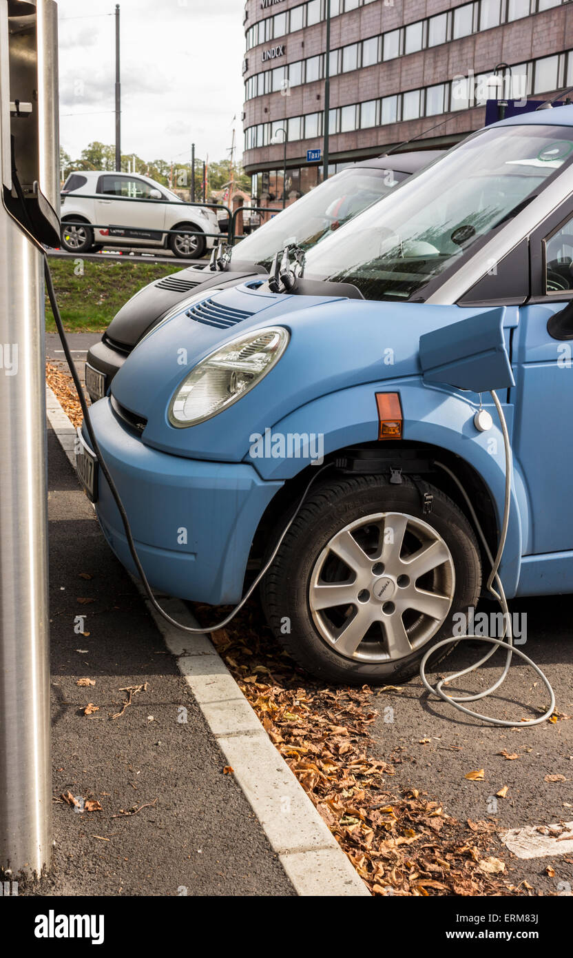 Le automobili elettriche alla stazione di carica di Aker Brygge a Oslo, Norvegia Foto Stock