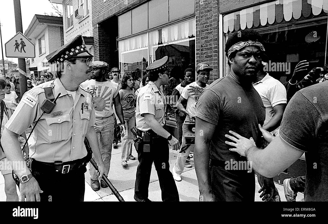 Chicago, Illinois, STATI UNITI D'AMERICA 28 giugno 1986 Chicago scorta di polizia un gruppo di nero anti Klan manifestanti lungo 71st Street nella Marquette Park area durante una prevista KKK rally. Credito: Mark Reinstein Credito: Mark Reinstein Foto Stock