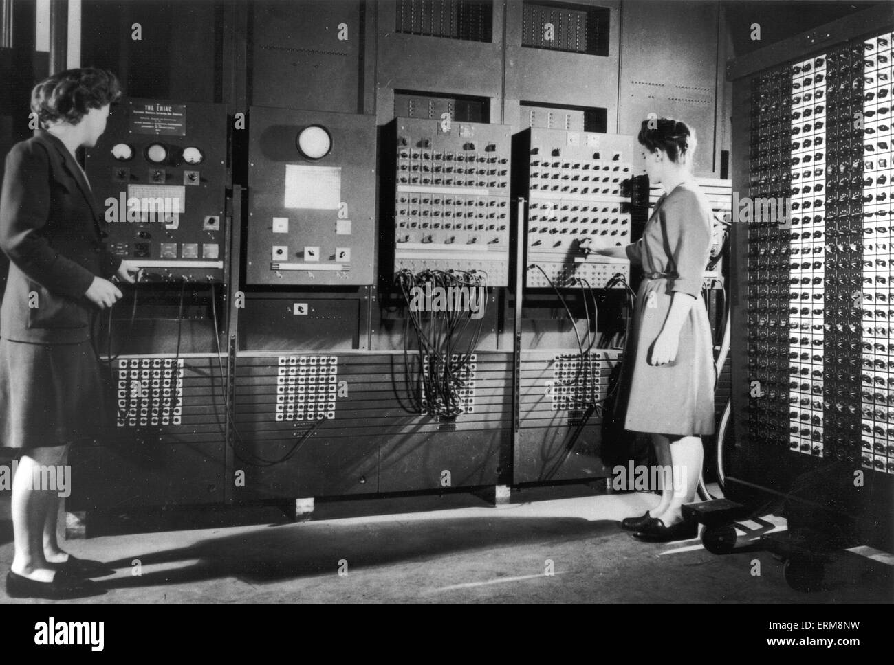 ENIAC COMPUTER circa 1946. I programmatori Betty Jennings a sinistra e di Fran Bilas sul pannello di controllo quando il compiuter era basato presso la Moore School of Electrical Engineering presso l'Università di Pennsylvania. Foto US Army Foto Stock