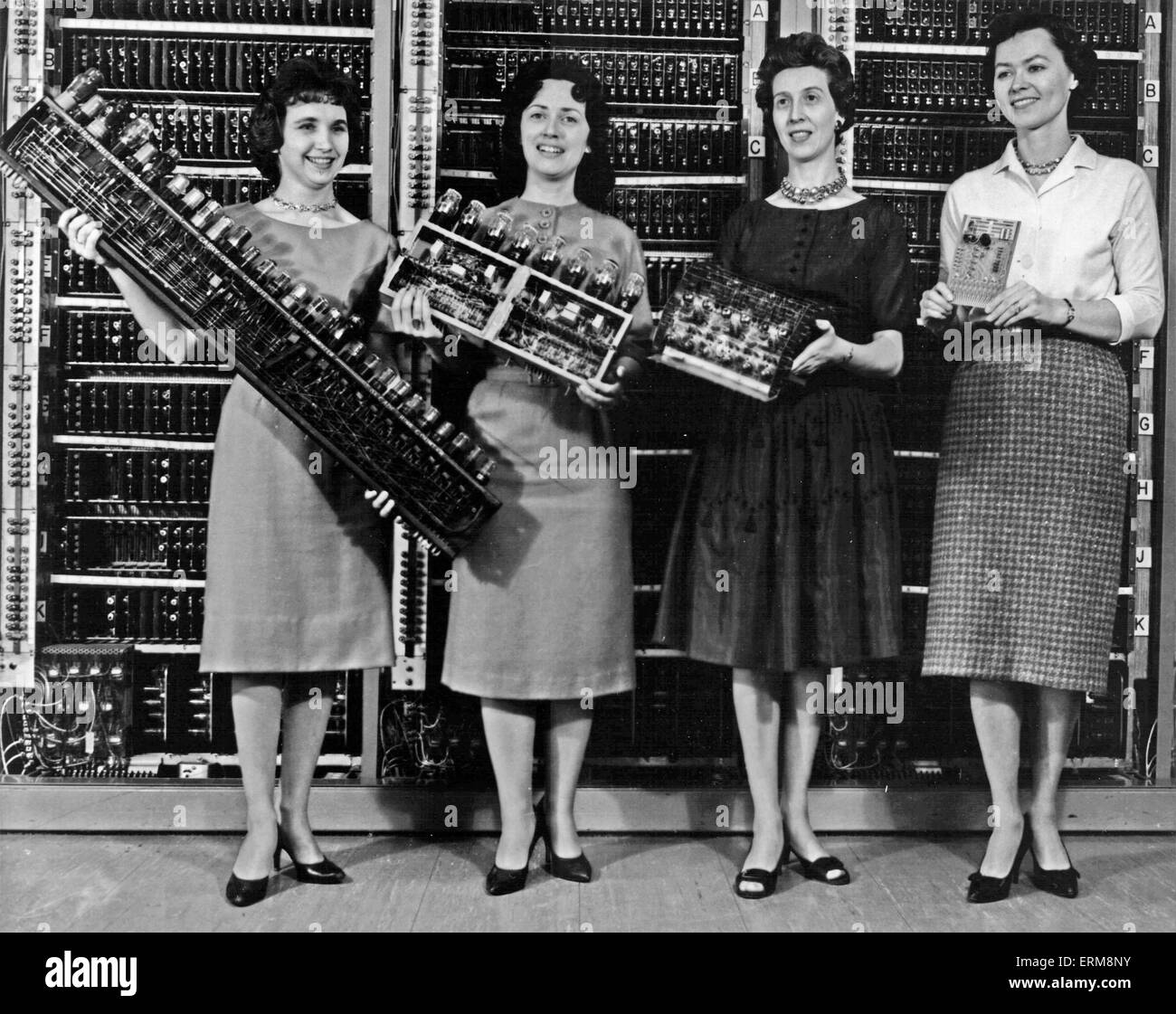 ENIAC COMPUTER circa 1946. Da sinistra: Patsy Simmers contiene una scheda di ENIAC; Gail Taylor tenendo una scheda EDVAC; Milly Beck con una scheda ORDVAC e norma Stec tenendo un BRLESC-scheda di I. Immagine che accompagna l'annuncio ufficiale del computer di esistenza. Foto US Army Foto Stock