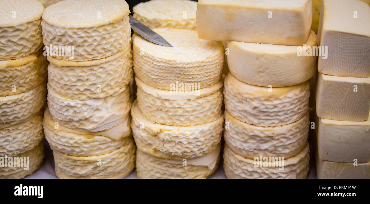 Perù - Inca - Stack di formaggi andina presso un mercato peruviano Foto Stock
