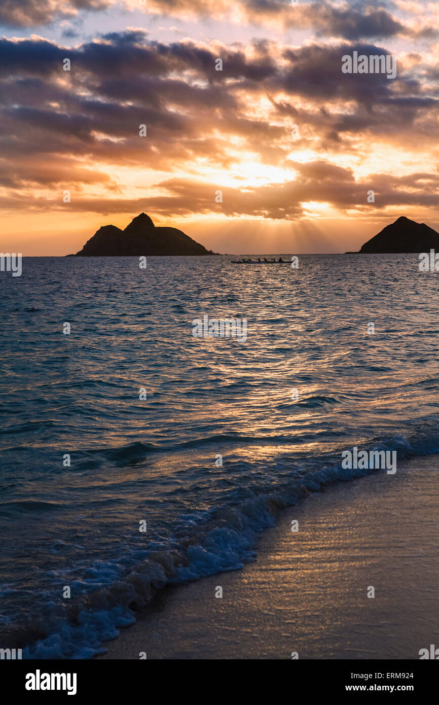 Tramonto a Lanikai Beach, con isole Mokuluas in background; Oahu, Hawaii, Stati Uniti d'America Foto Stock