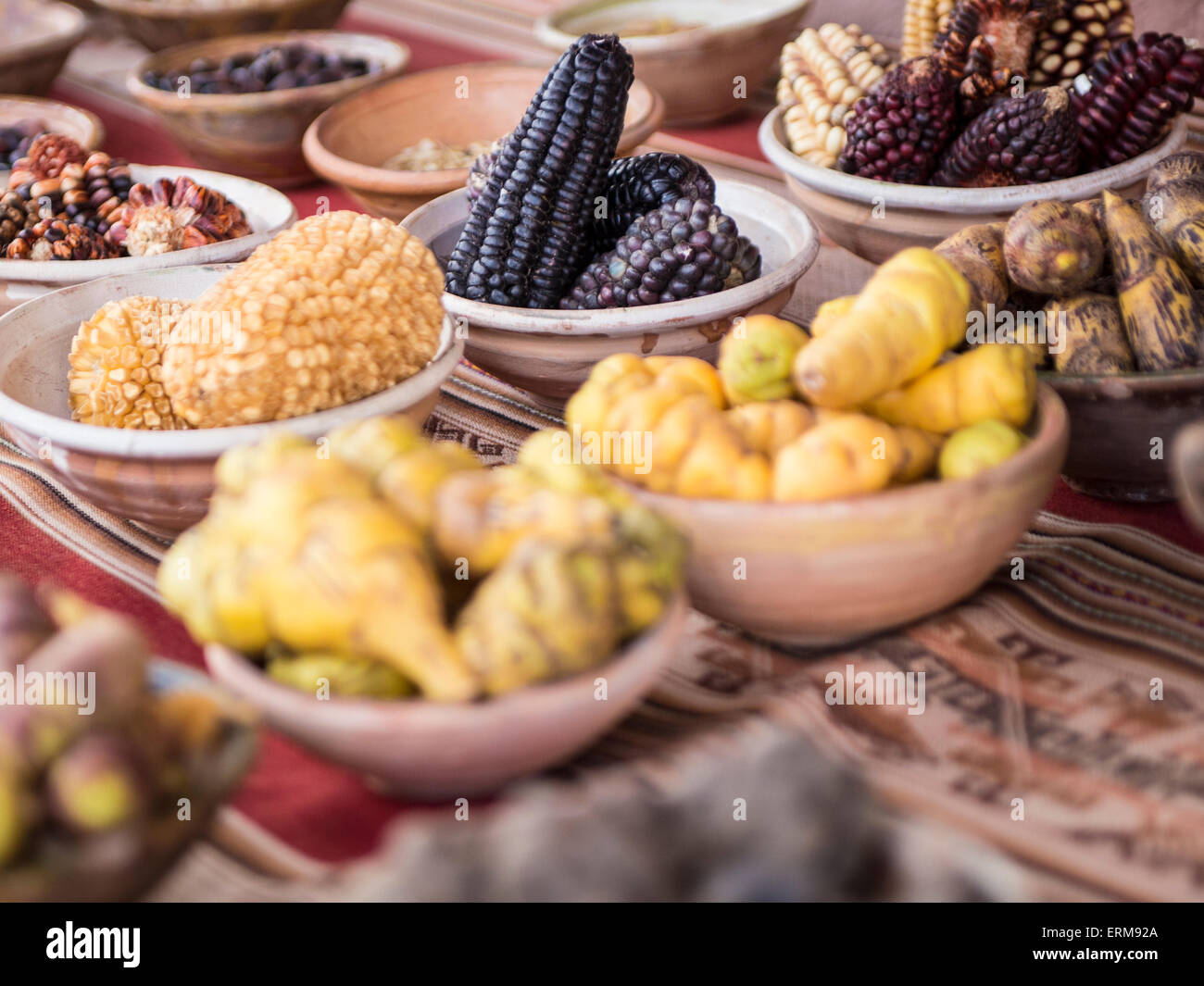 Perù - - Inca peruviano più mais utilizzato per coloranti in cestelli Foto Stock