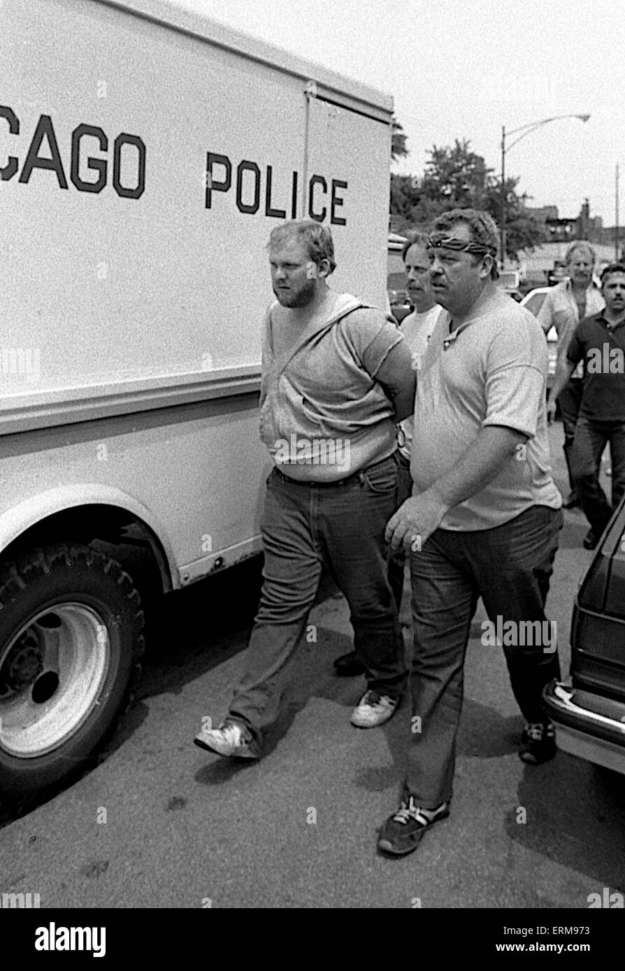 Chicago, Illinois 28-6-1986 membri della polizia di Chicago tactical squad arresto uomo nel bar e poi prendere lui a paddy carro durante il KKK nel rally di Marquette area parco. Foto Stock