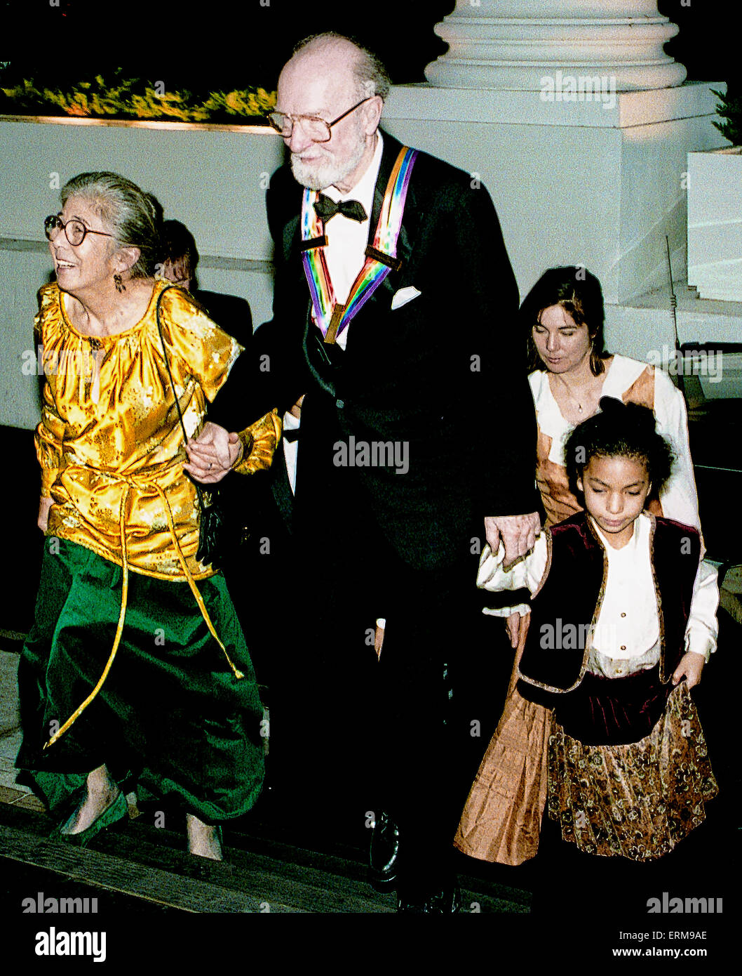 Washington, DC, STATI UNITI D'AMERICA del 4 dicembre 1994. Kennedy Center Honors reception presso la Casa Bianca ospitata dal presidente William Jefferson Clinton e la First Lady Hillary Rodham Clinton. Cantante Folk Peter Seeger insieme con la moglie Toshi-Alie Ota e molti dei suoi figli e nipoti arrivano al portico settentrionale della Casa Bianca. Credito: Mark Reinstein Foto Stock