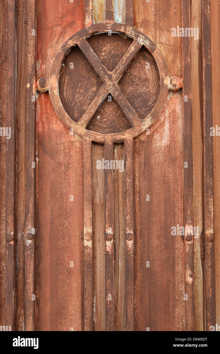 Vintage industrial metal di gate dettaglio con linee e cerchi di disegno. Rusty texture di sfondo. Foto Stock