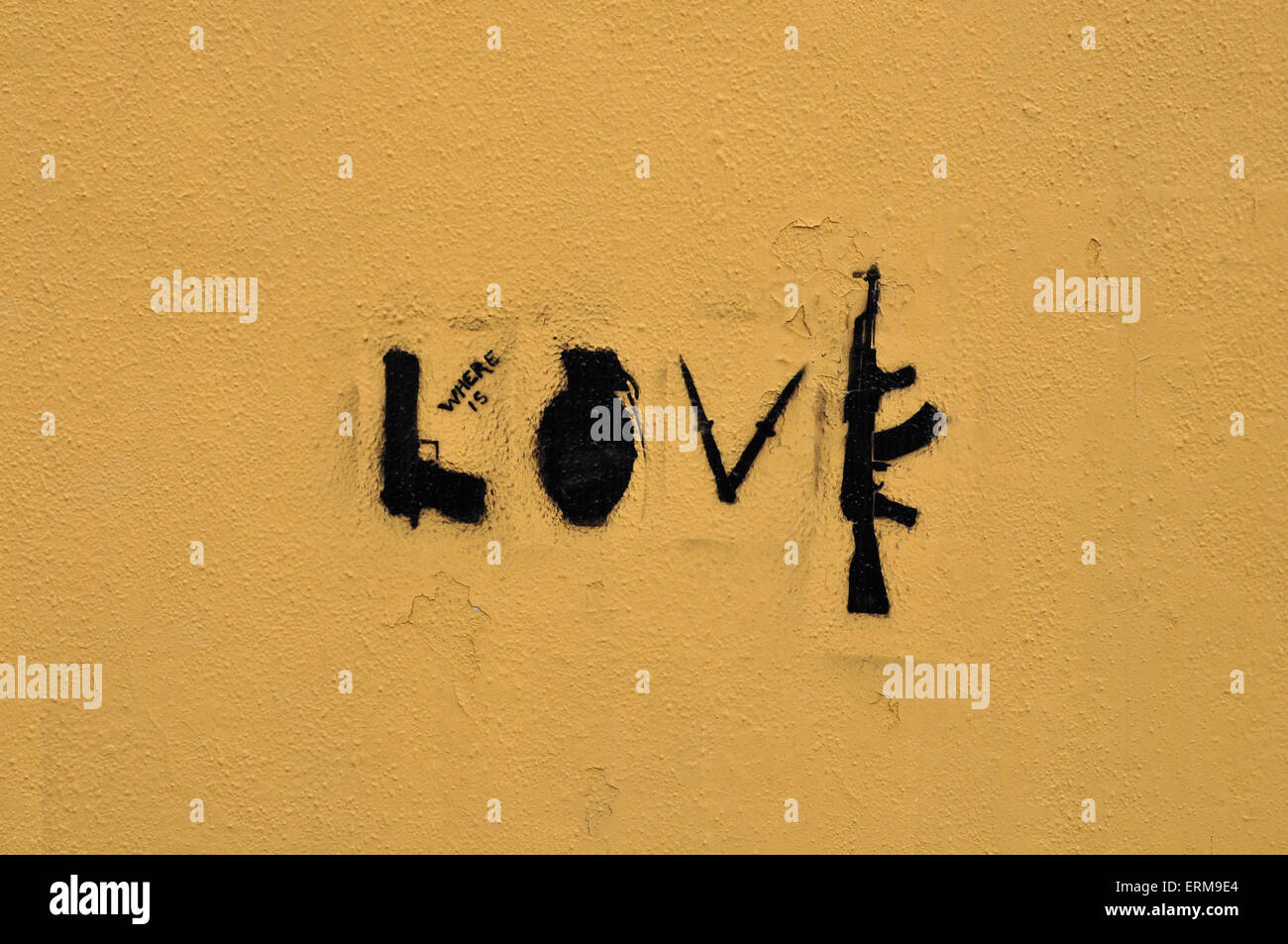 I fucili e i coltelli formano la parola amore. Abstract stencil graffiti arte urbana sulla parete testurizzata. Foto Stock