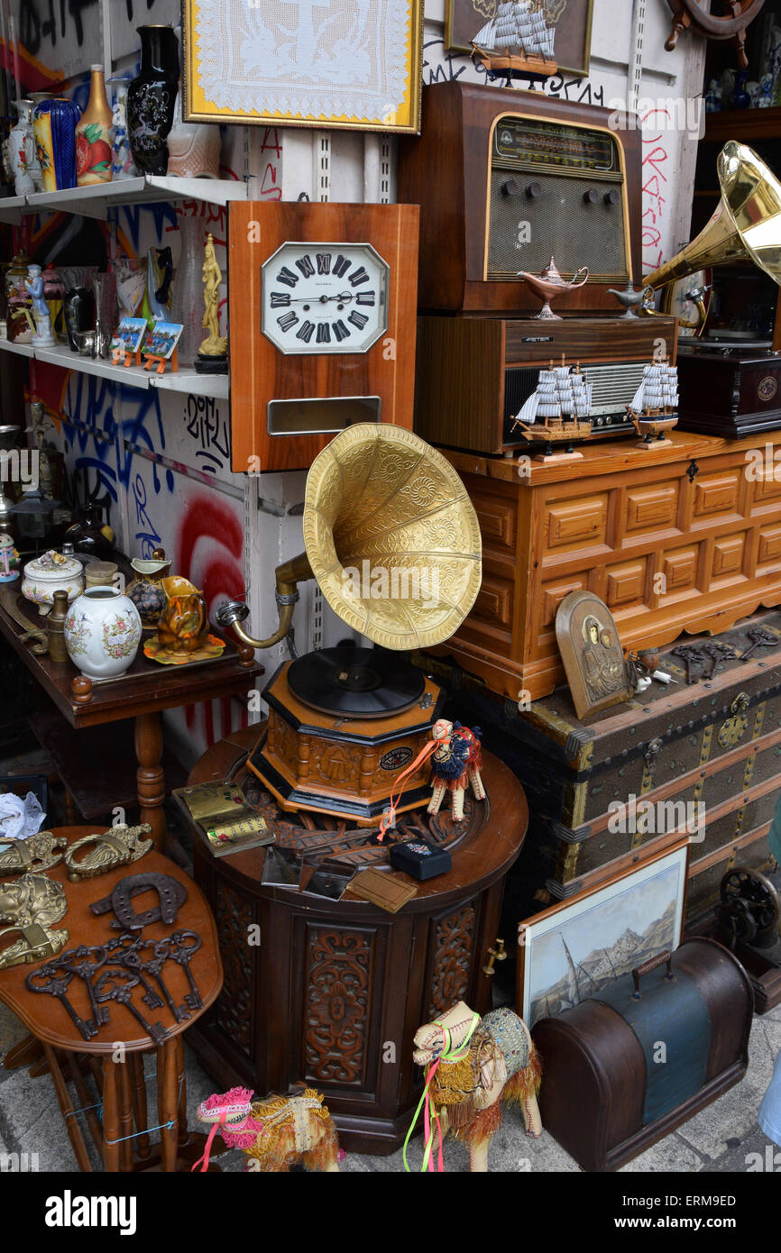Gli oggetti vintage e i mobili per la vendita al mercato di strada negozio di antiquariato. Foto Stock