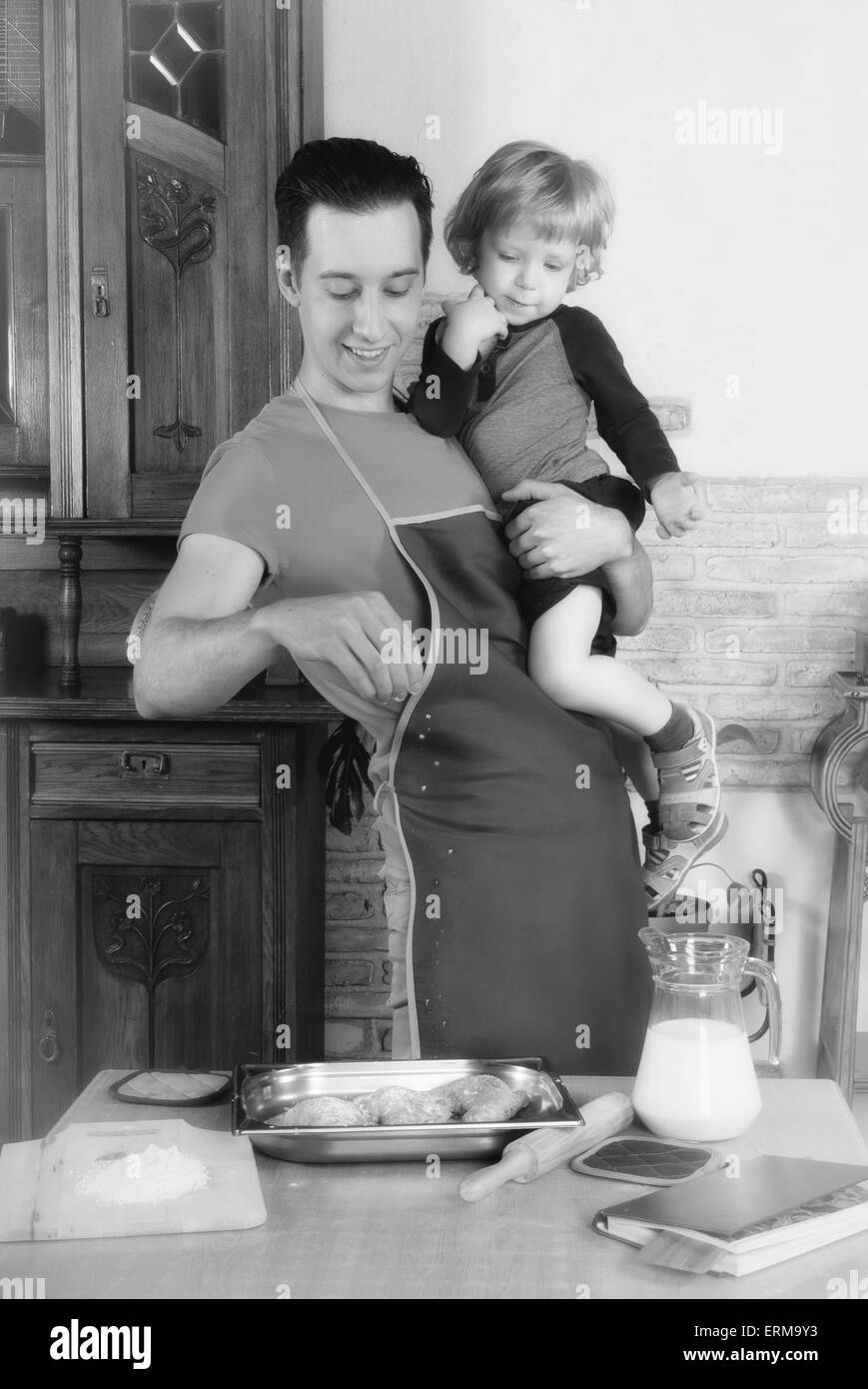 Uomo con little boy in cucina preparare un pasto. retrò Foto Stock