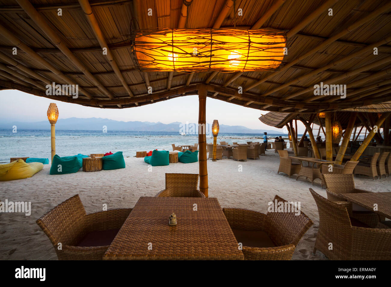 Pearl Beach Lounge al crepuscolo, Gili Trawangan, West Nusa Tenggara, Indonesia Foto Stock