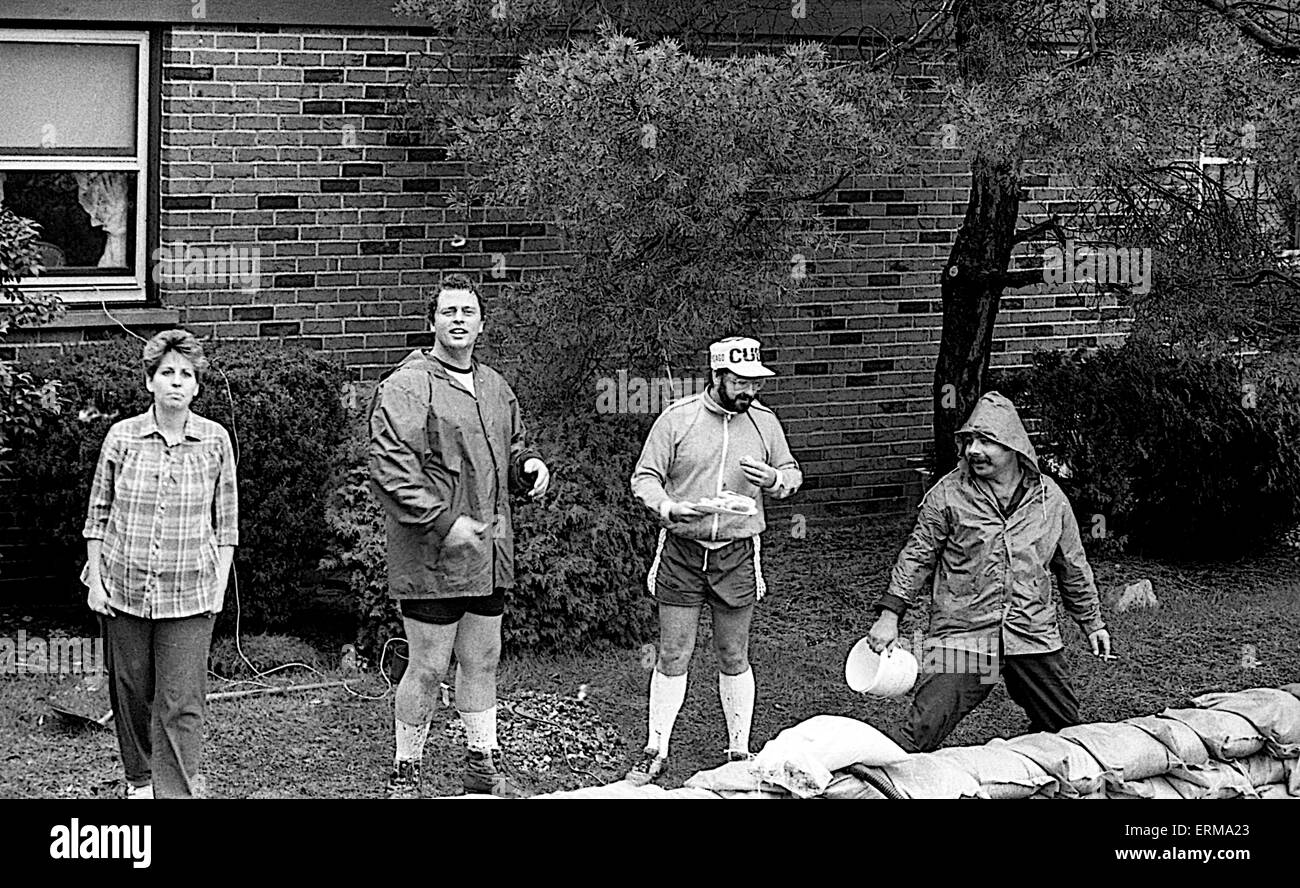 I residenti di Mount Prospect, in Illinois usare sacchi di sabbia per bloccare le acque di esondazione di entrare nelle loro case. Foto Stock