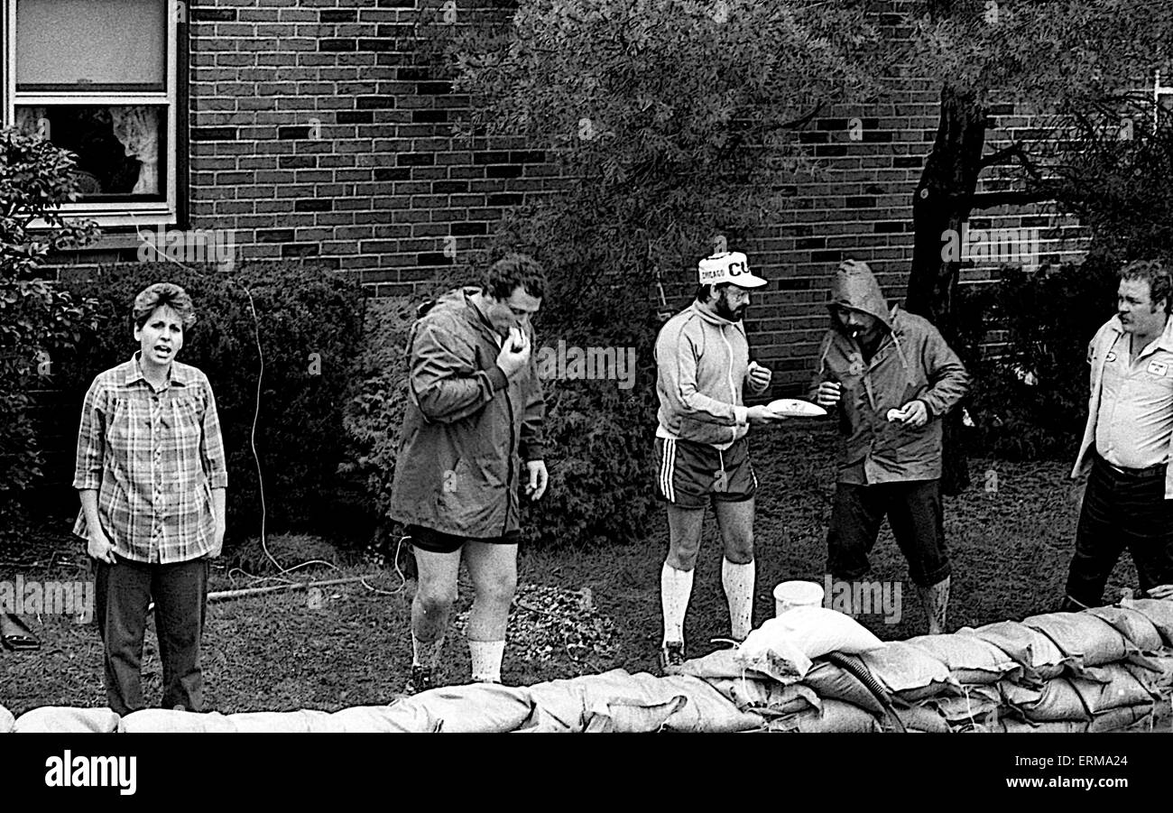 I residenti di Mount Prospect, in Illinois usare sacchi di sabbia per bloccare le acque di esondazione di entrare nelle loro case. Foto Stock