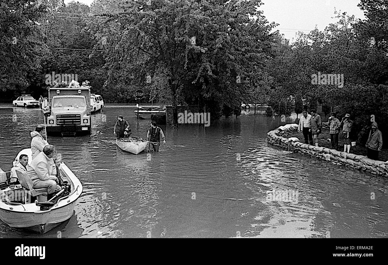 Mount Prospect, Illinois, Stati Uniti d'America, 30 settembre, 1986 governatore James Thompson ispeziona area allagata da barca Credito: Mark Reinstein Foto Stock