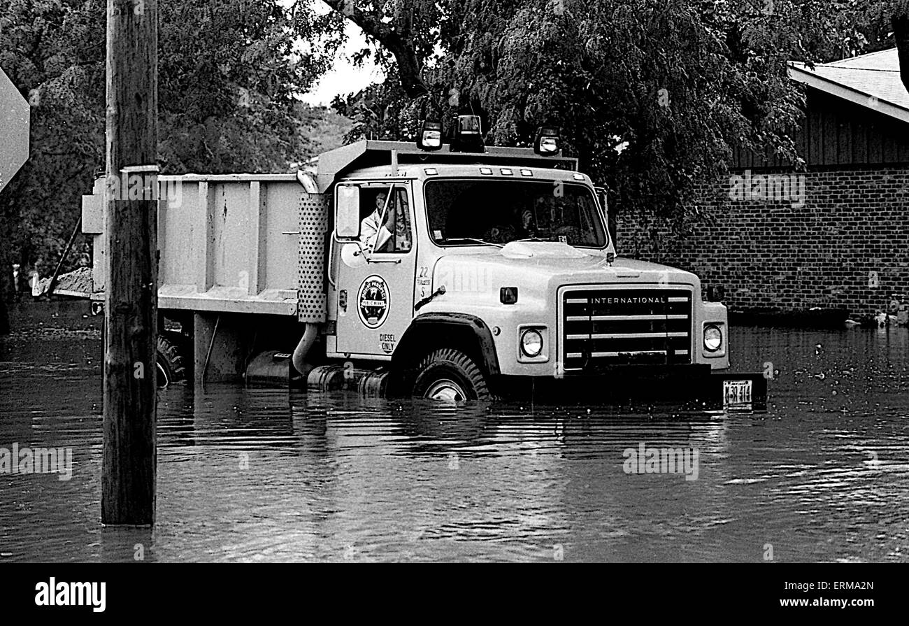 I residenti di Mount Prospect, in Illinois usare sacchi di sabbia per bloccare le acque di esondazione di entrare nelle loro case. Foto Stock