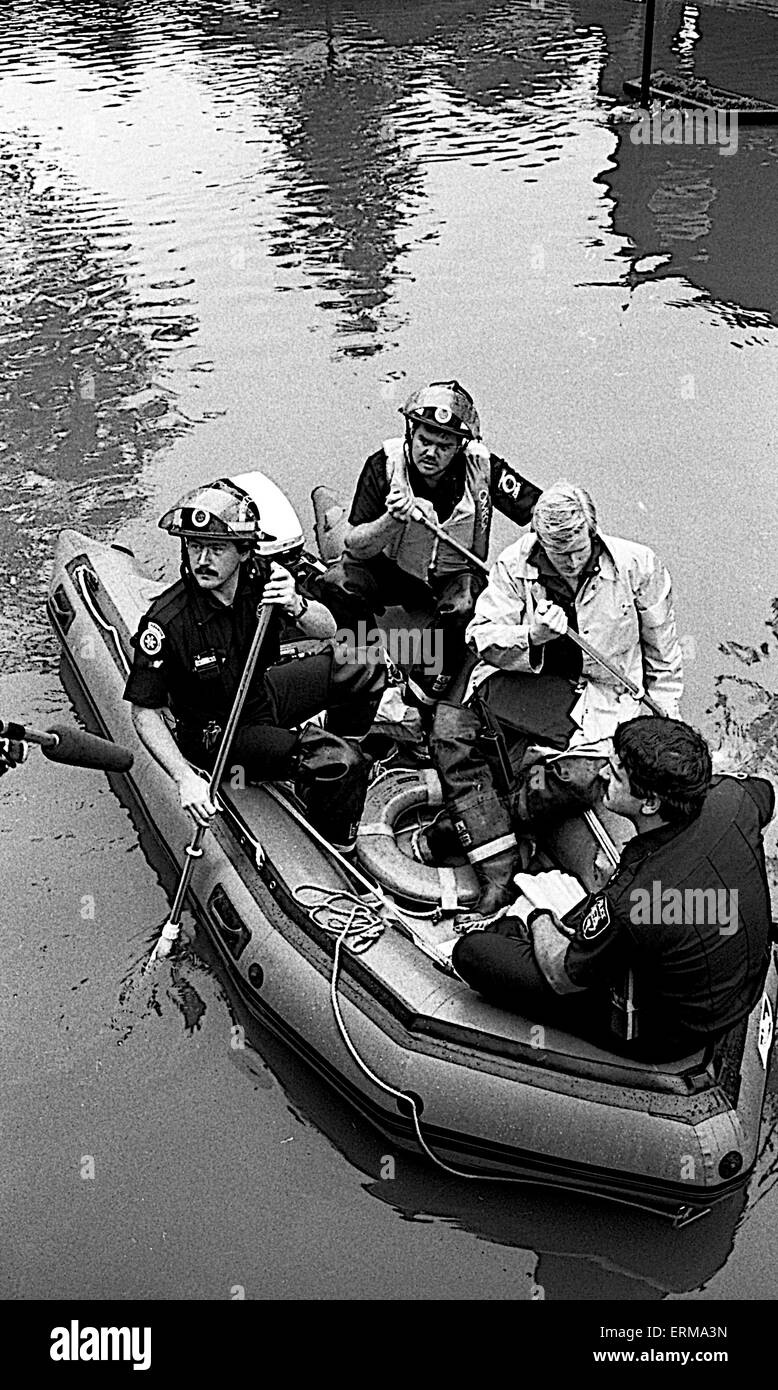 I residenti di Mount Prospect, in Illinois usare sacchi di sabbia per bloccare le acque di esondazione di entrare nelle loro case. Foto Stock