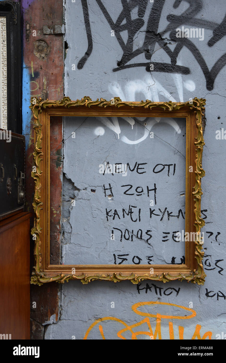 Vintage telaio in legno dal negozio di antiquariato a trama sulla parete della città di graffiti. La galleria urbana. Foto Stock