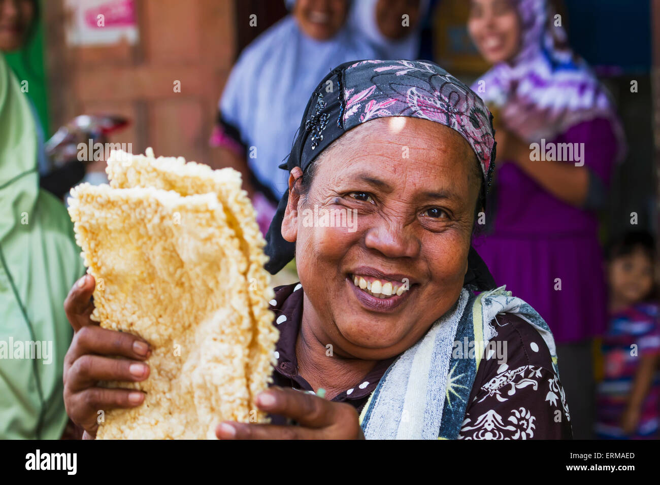 Donna vendita di torte di riso al mercato settimanale, Semparu, Lombok, West Nusa Tenggara, Indonesia Foto Stock