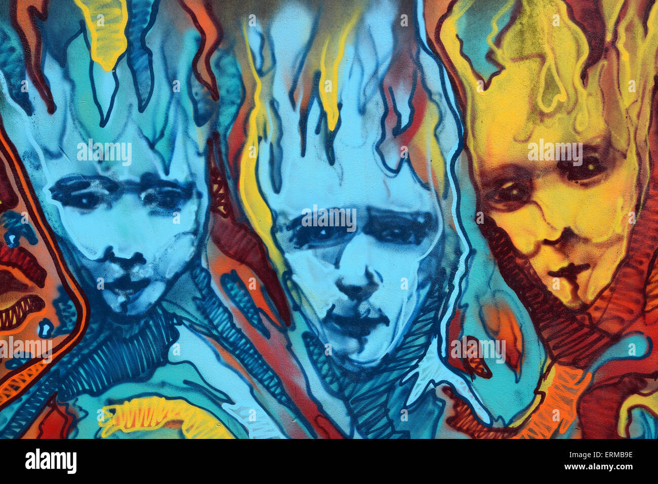 Abstract graffiti tre facce distorte con fiamme. Urbano colorata arte di strada. Foto Stock