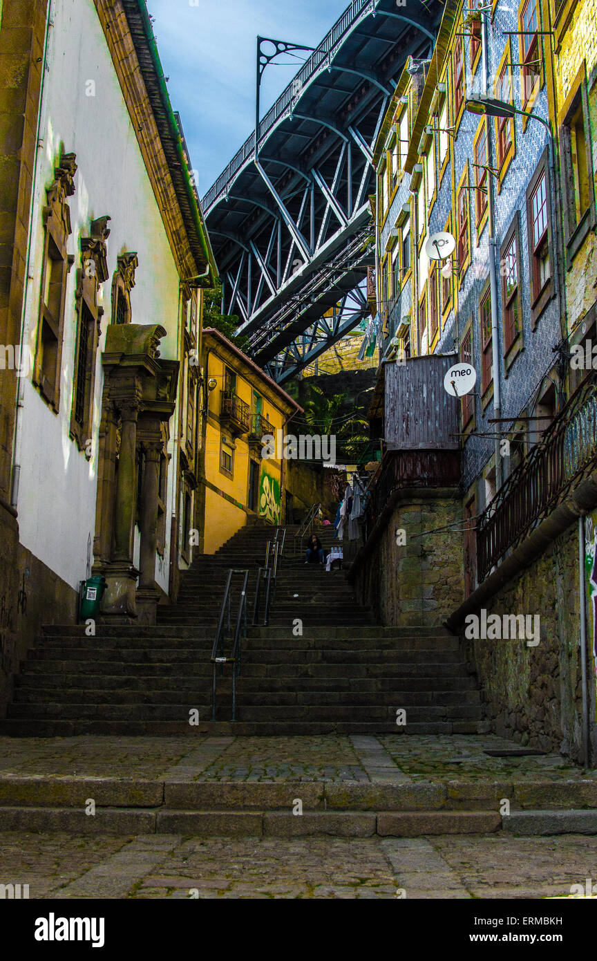 Preso in una delle più affascinanti strade di Oporto, pur essendo una cattiva strada come una certa magia inerenti a IR Foto Stock