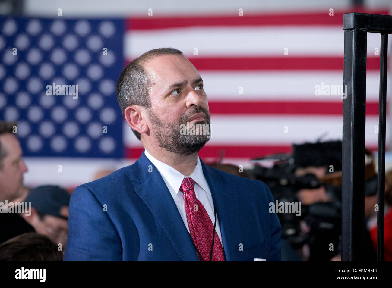 Addison, Texas, Stati Uniti d'America. Il 4 giugno, 2015. Campaign Manager Jeff Miller ascolta come ex governatore del Texas Rick Perry ufficializza la sua intenzione di correre per il repubblicano 2016 nomina presidenziale durante un aeroporto discorso di Addison, Texas. Perry è il più recente in un settore affollato a cercare la nomina repubblicana nella sua seconda prova a. Credito: Bob Daemmrich/Alamy Live News Foto Stock Addison, Texas, Stati Uniti d'America. Il 4 giugno, 2015. Campaign Manager Jeff Miller ascolta come ex governatore del Texas Rick Perry ufficializza la sua intenzione di correre per il repubblicano 2016 nomina presidenziale durante un aeroporto discorso di Addison, Texas. Perry è il più recente in un settore affollato a cercare la nomina repubblicana nella sua seconda prova a. Credito: Bob Daemmrich/Alamy Live News Foto Stock