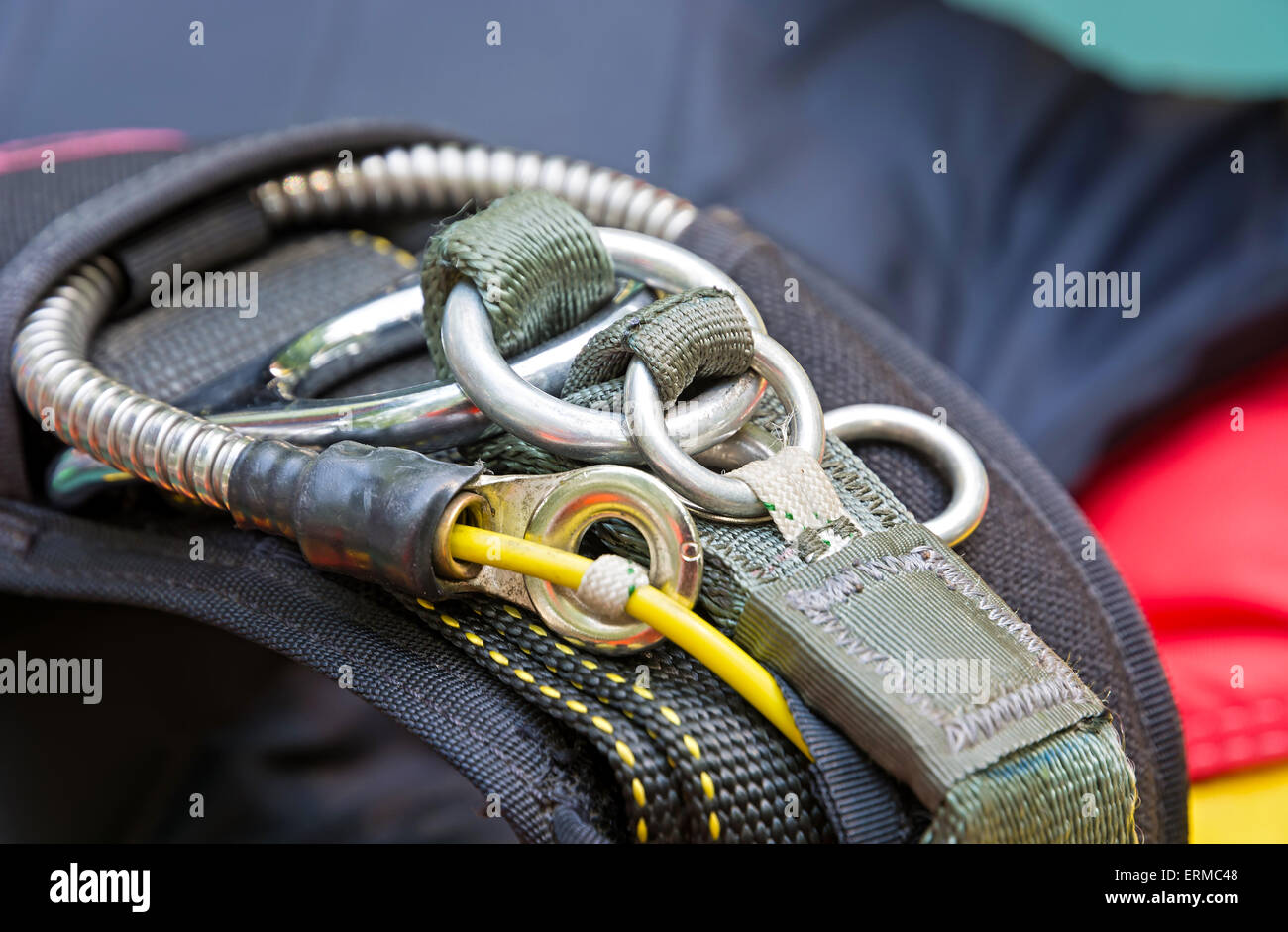 Skydiving attrezzatura. Frammento di paracadute di bloccaggio con cinghia ad anello. Close-up. Foto Stock