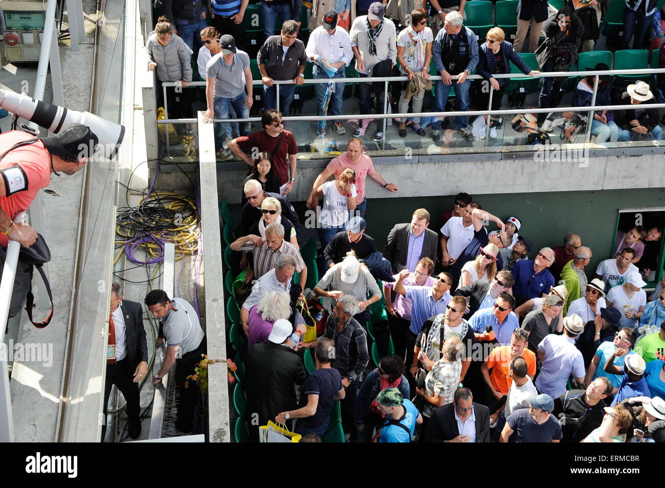 Incident sur le corte Philippe Chatrier/Une tole de couverture du Panneau de cliente sest detachee et est tombee sur le public- 02.06.2015 - Jour 10 - Roland Garros 2015.Photo : Nolwenn Le Gouic/Icona Sport Foto Stock
