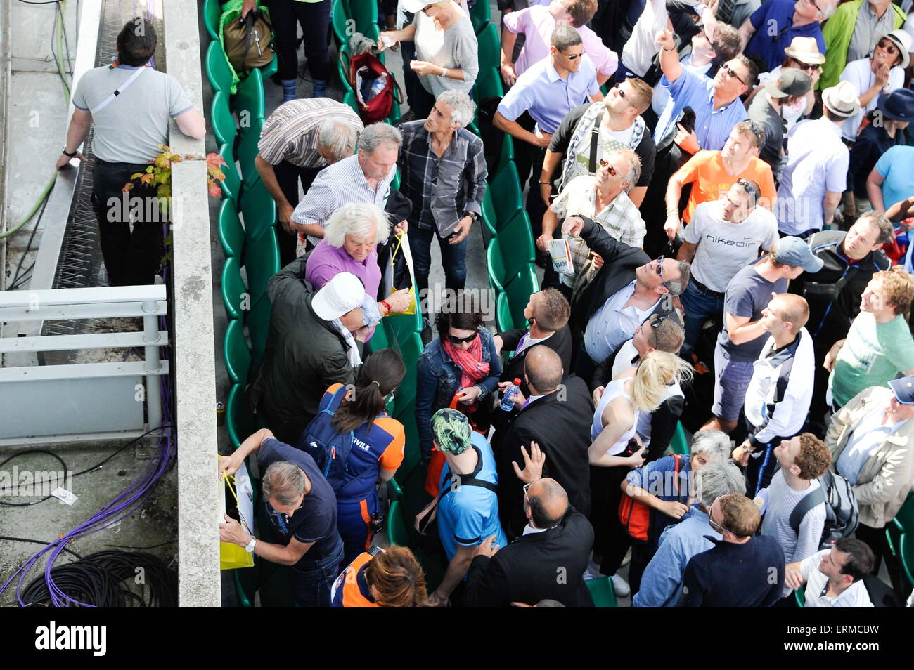 Incident sur le corte Philippe Chatrier/Une tole de couverture du Panneau de cliente sest detachee et est tombee sur le public- 02.06.2015 - Jour 10 - Roland Garros 2015.Photo : Nolwenn Le Gouic/Icona Sport Foto Stock