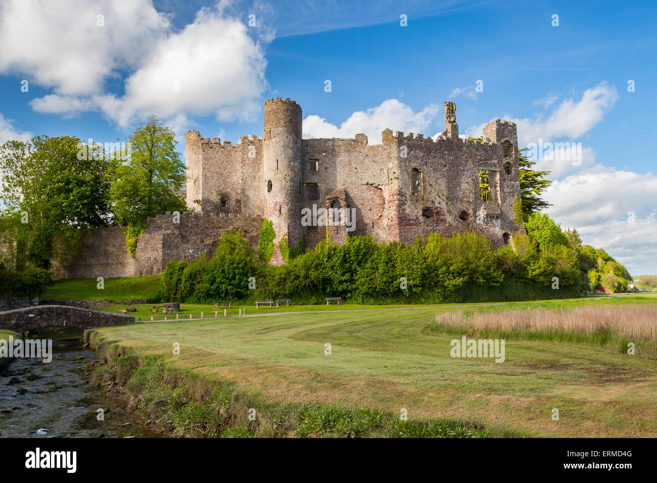 Estuario del Fiume Tâf con Laugharne Castle in background Carmarthenshire, Wales UK Europa Foto Stock