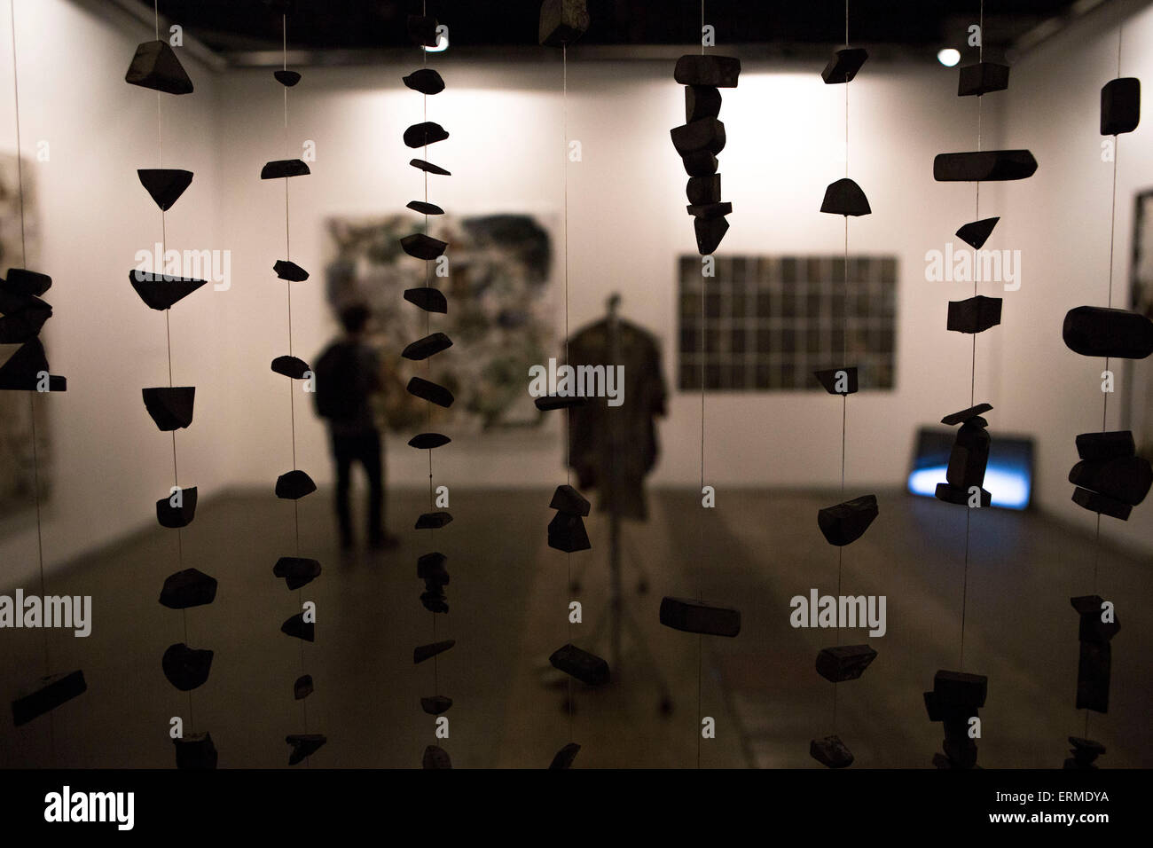 Buenos Aires, Argentina. Il 4 giugno, 2015. Visitatori guarda le opere durante la XXIV fiera di arte contemporanea, ArteBa in Buenos Aires, capitale dell'Argentina, in data 4 giugno 2015. © Martin Zabala/Xinhua/Alamy Live News Foto Stock