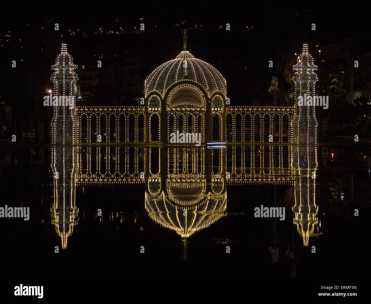 Installazione delle luci di Natale refelcted palace a Nizza il Miroir d'eau a Promenade du Paillon Foto Stock
