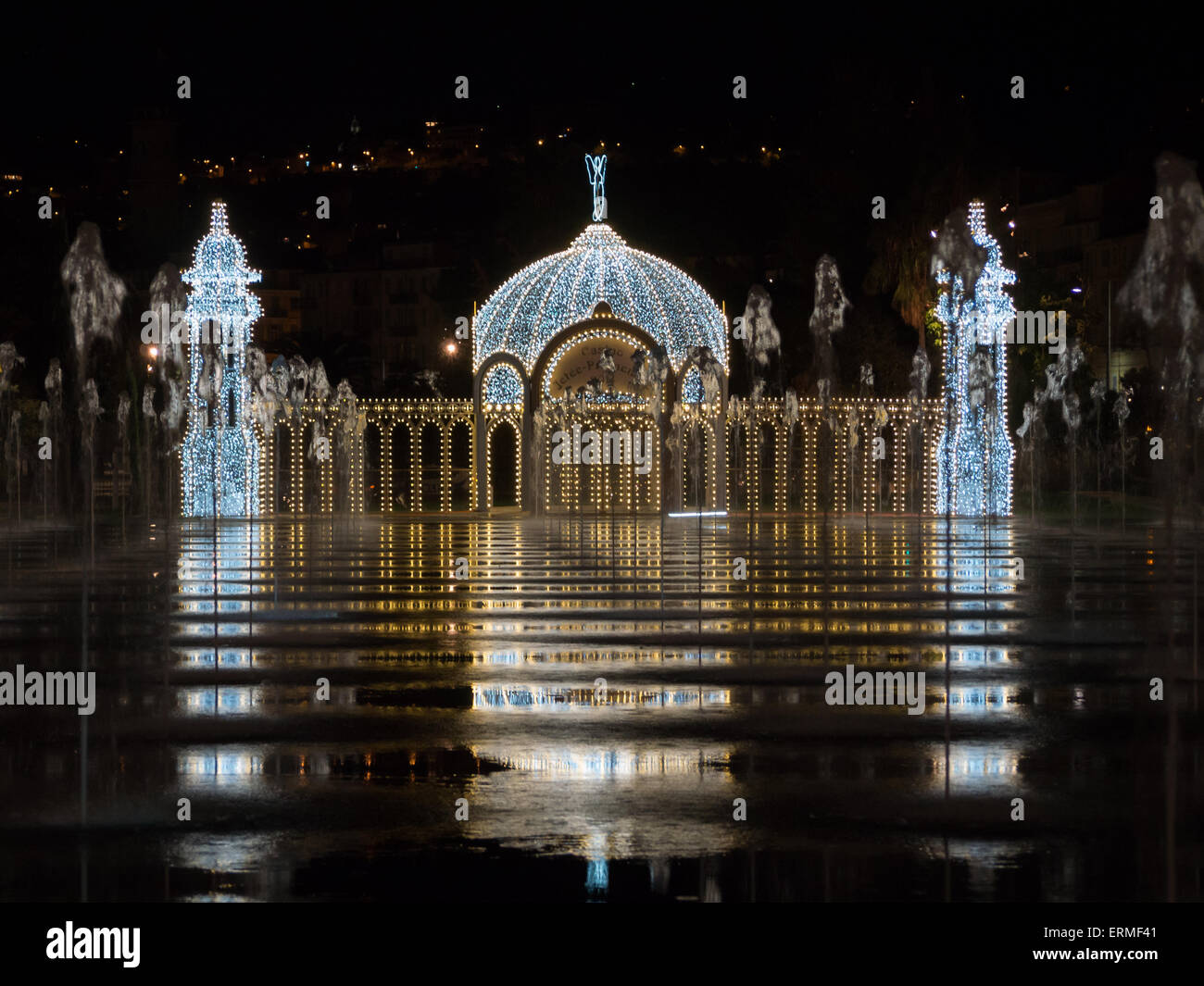 Installazione delle luci di Natale refelcted palace a Nizza il Miroir d'eau a Promenade du Paillon Foto Stock