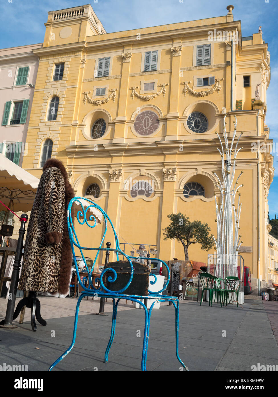 Oggetti di antiquariato in vendita a Nizza il Marché aux Fleurs Foto Stock