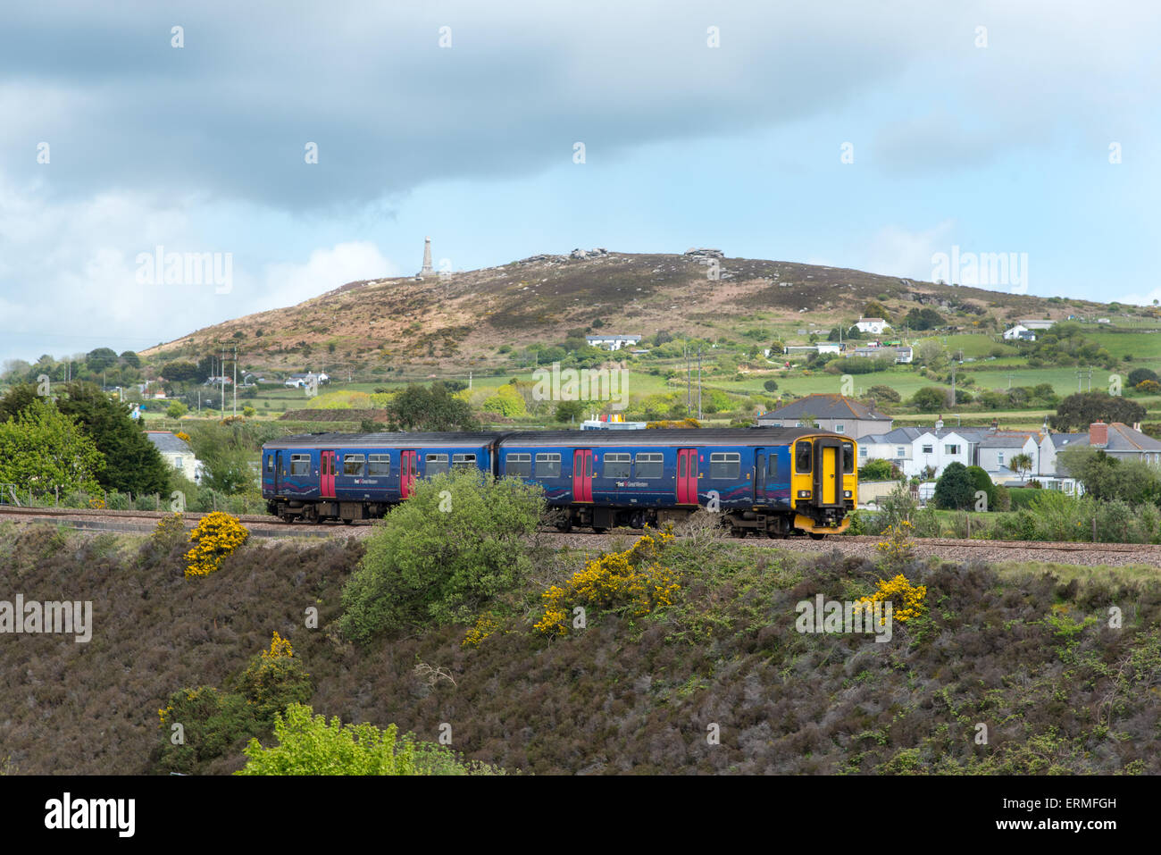 Primo grande treno occidentale attraversando la Brea argine tra Camborne e Redruth, Cornwall. Carn Brea è in background. Foto Stock