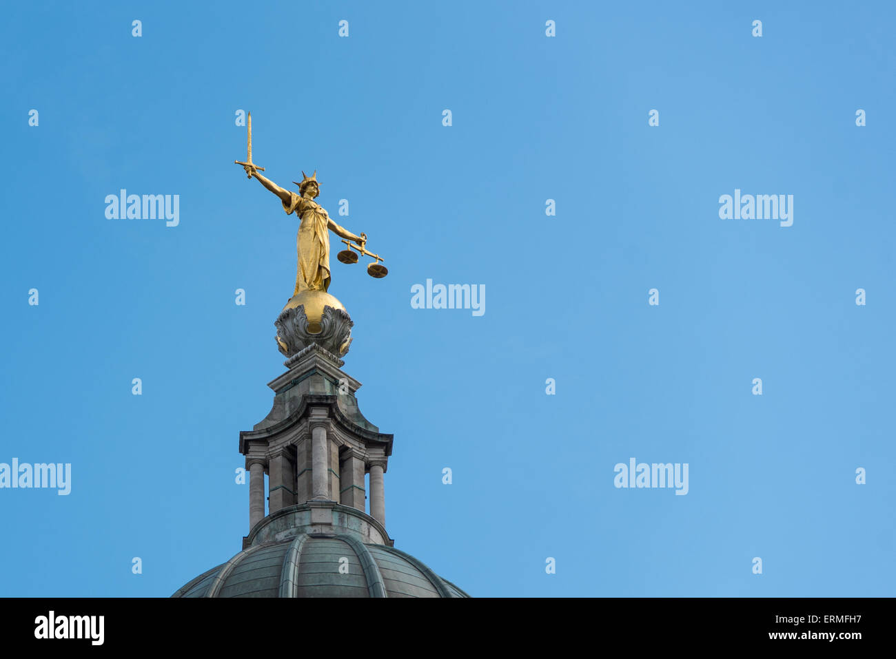 Statua di Lady Giustizia o Justitia sulla cupola della centrale di tribunale penale di Inghilterra e Galles, noto come Old Bailey. Foto Stock