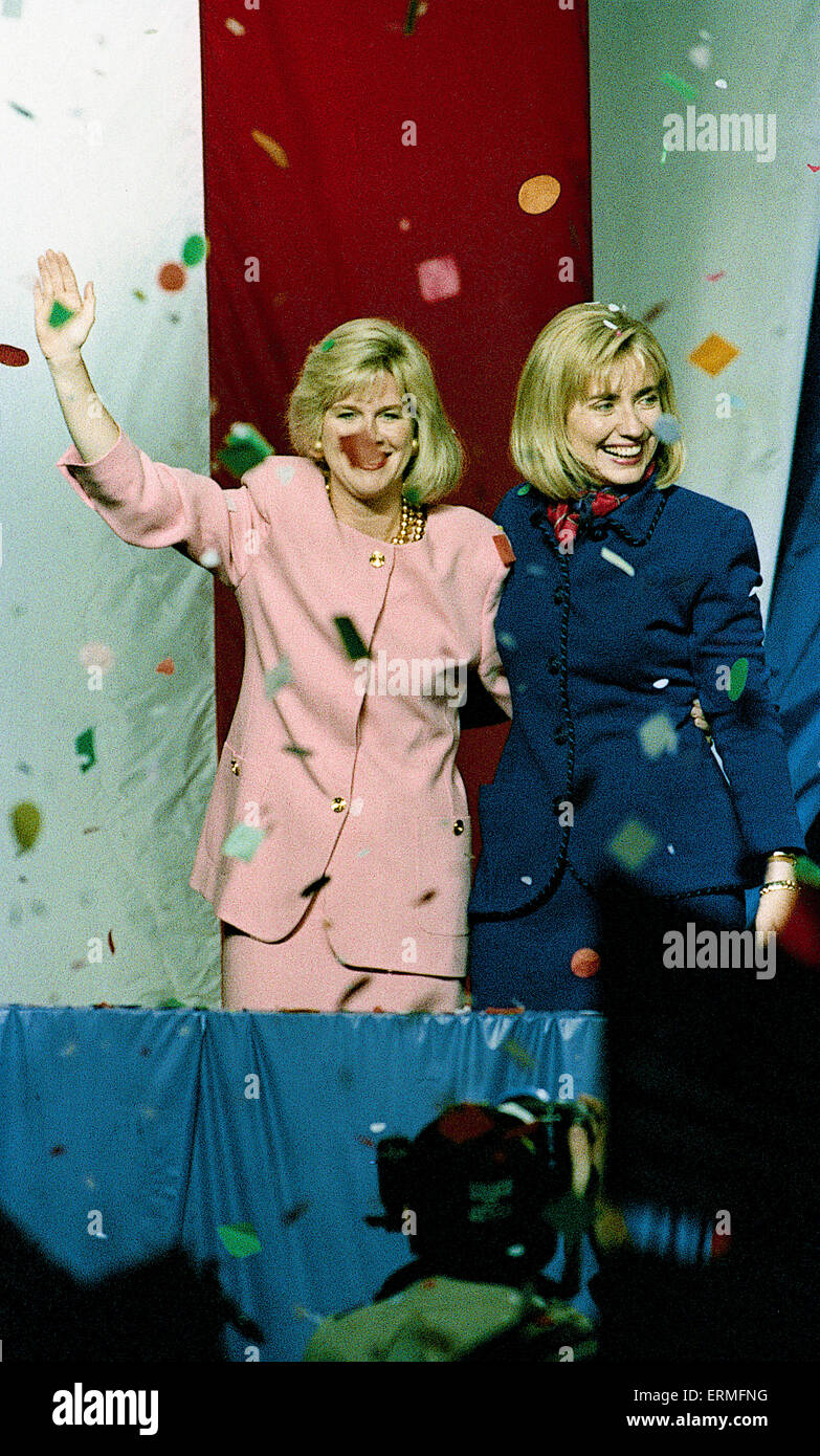 Little Rock, Arkansas, negli Stati Uniti il 3 novembre 1992 il ribaltatore Gore e Hillary Clinton celebrare i loro mariti vittoria sul presidente uscente George H.W. Bush. Credito: Mark Reinstein Foto Stock